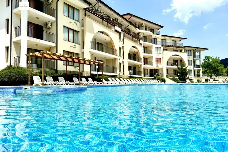 Two-room apartment in Kosharitsa village with pool in gated complex