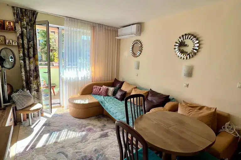 Spacious 2-room apartment with sea view in Ravda village
