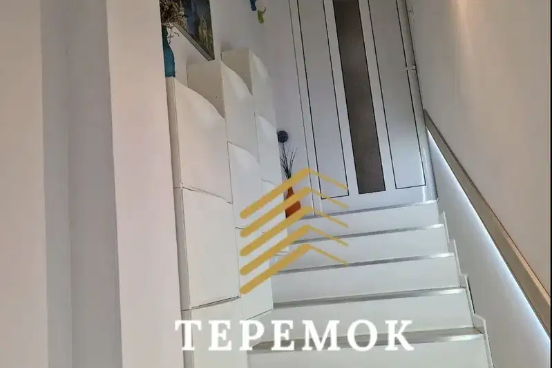 Тристаен апартамент с тераса в центъра на Шумен