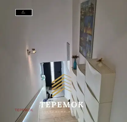 Снимка 2 — Тристаен апартамент с тераса в центъра на Шумен