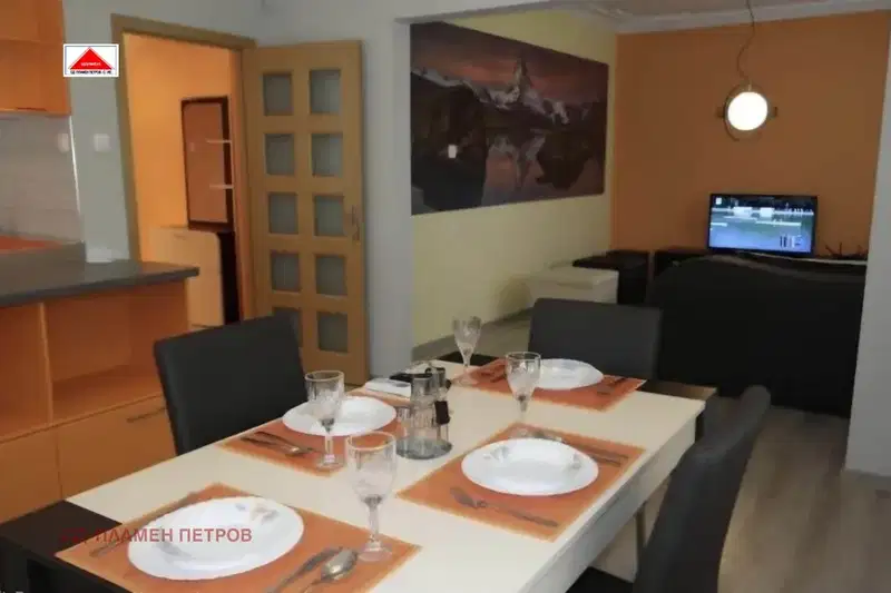 Spacious 3-room apartment with parking space in the center of Shumen