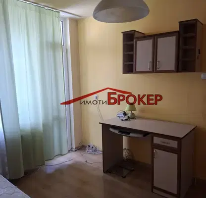 Снимка 5 — Двустаен апартамент с остъклена тераса в Център, Сливен