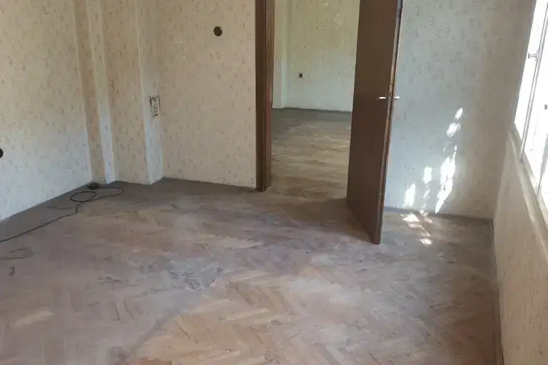 Тристаен апартамент в Банишора с двор и мазе