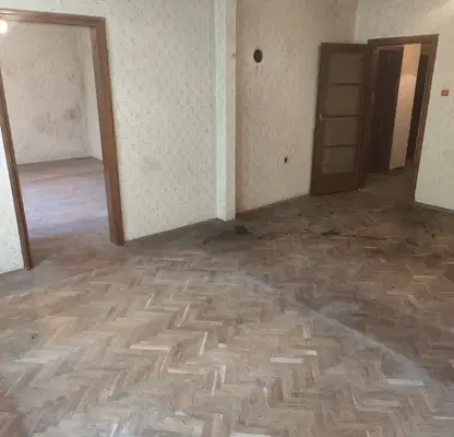 Снимка 2 — Тристаен апартамент в Банишора с двор и мазе