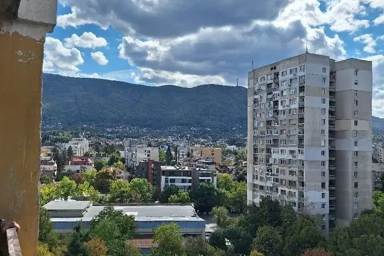 Просторен 3-стаен апартамент в Бъкстон с три тераси