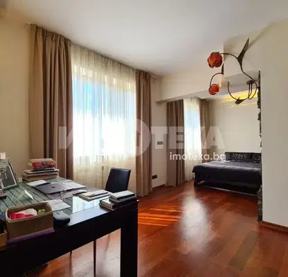 Photo 3 — Three-room apartment in Sofia Center with elevator