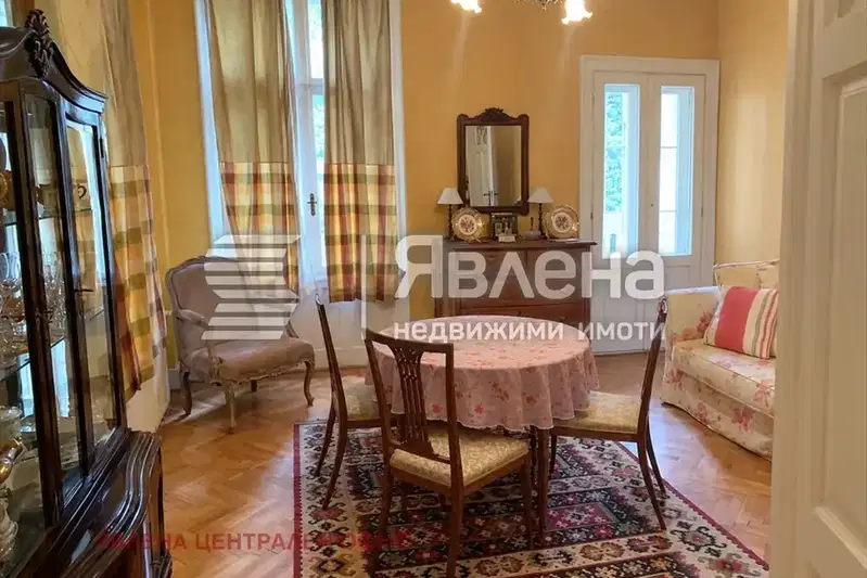 3-room apartment in Center with large balcony and high ceilings