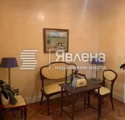 Снимка 2 — 3-стаен апартамент в Център с голям балкон и високи тавани