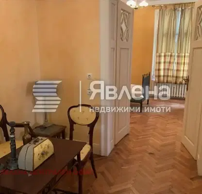 Снимка 3 — 3-стаен апартамент в Център с голям балкон и високи тавани