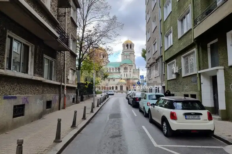 Тристаен апартамент с гледка към храм-паметника в Център, София