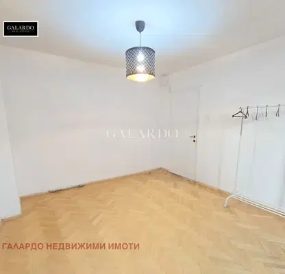 Снимка 2 — 4-стаен апартамент в Център с тиха локация в София