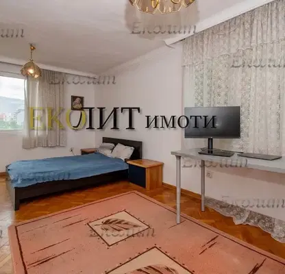 Снимка 4 — Просторен 4-стаен апартамент в Център, София с три тераси