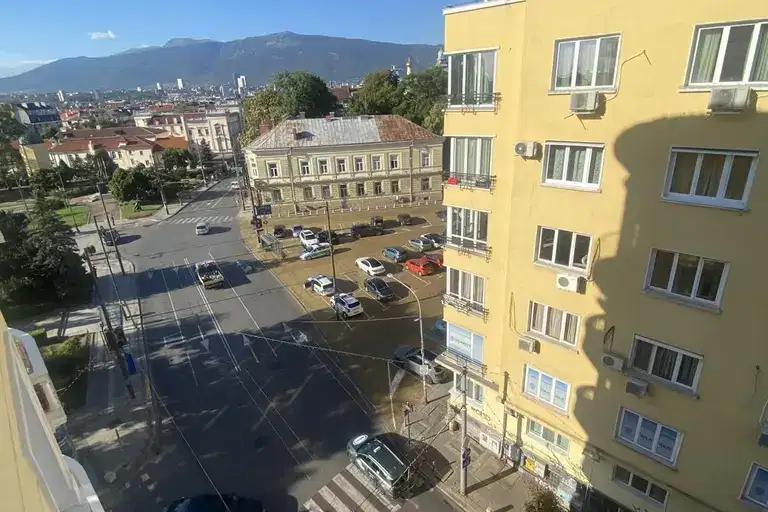 Двустаен апартамент с изложение Изток-Запад в Център, София