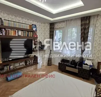 Снимка 5 — Двустаен апартамент в Център на София с тераса