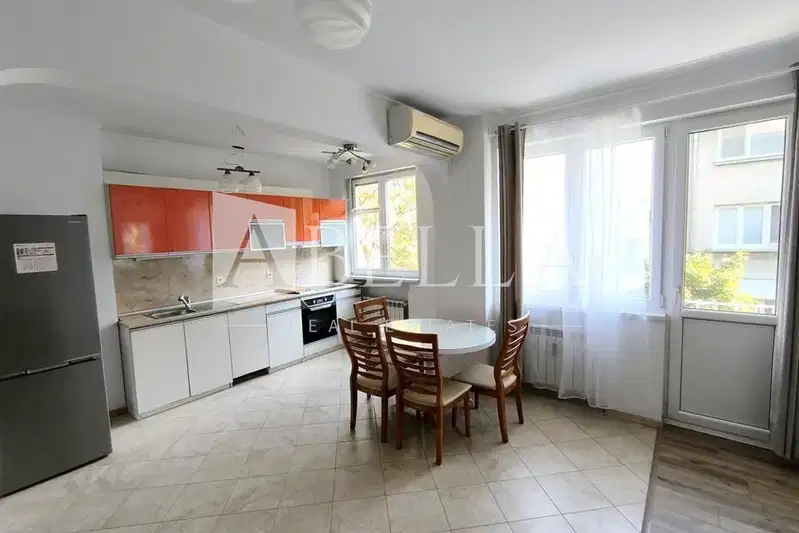 Тристаен апартамент с балкон в Център, София