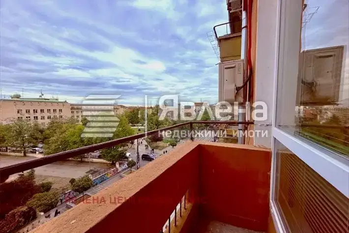 Тристаен апартамент с балкон в Центъра на София