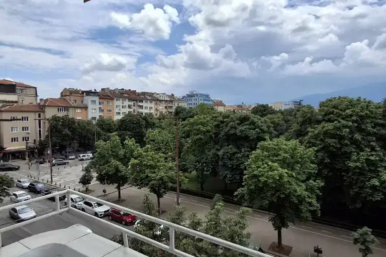 Тристаен апартамент с тераса в Център, София