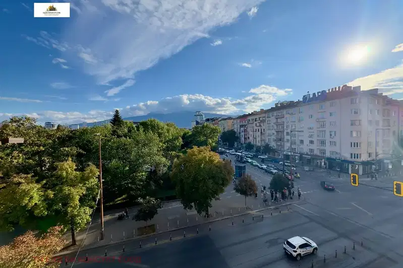 Тристаен апартамент с тераса в Център, бул. Витоша