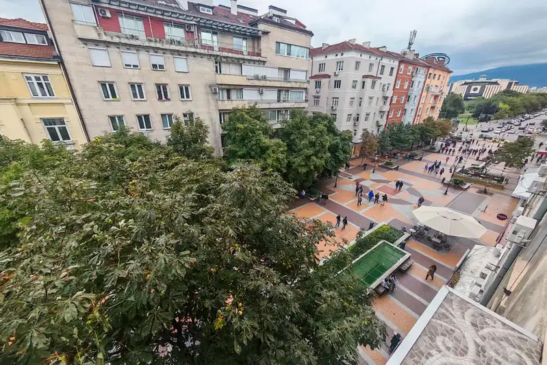 Тристаен апартамент с панорамна тераса в Център, София
