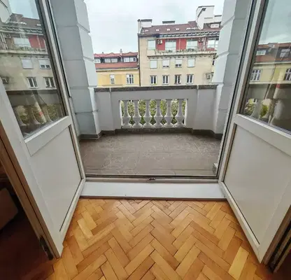 Снимка 3 — Тристаен апартамент с панорамна тераса в Център, София
