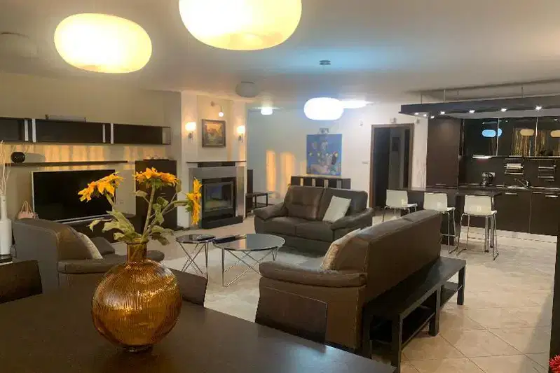 Spacious 4-room apartment in Center with parking and elevator