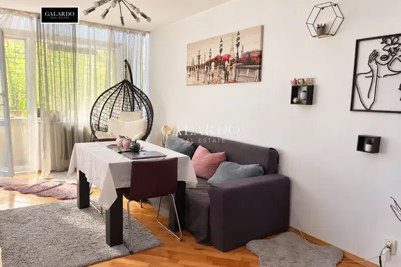 Three-room apartment 80 sq m in Dianabad with balcony and elevator