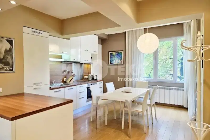 Spacious 3-room apartment in Doktorski Pametnik with green views
