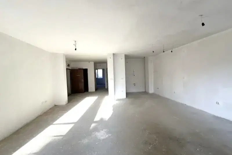 Three-room apartment in Druzhba 1 with parking space