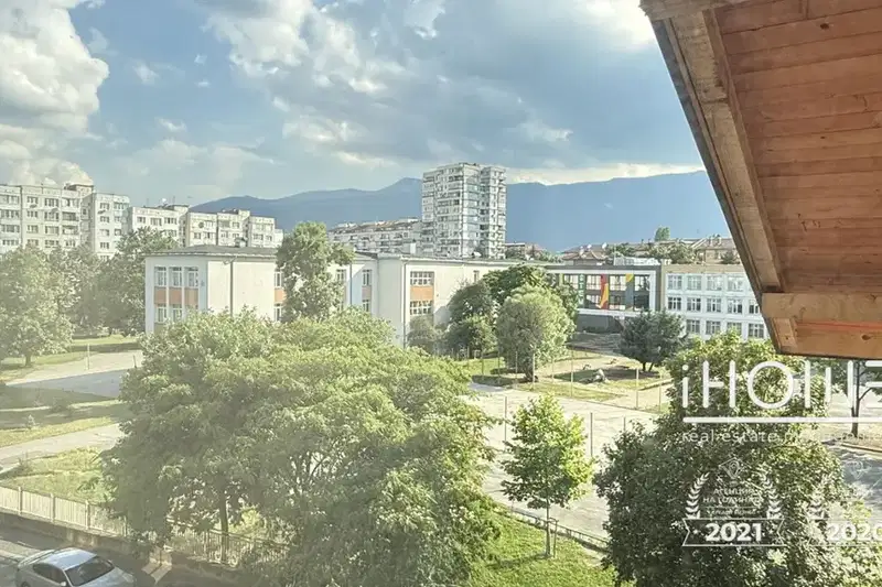 Spacious 3-room apartment in Darvenitsa with parking space