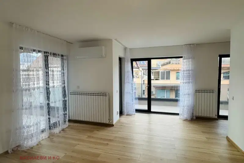 Spacious 4-room apartment in Darvenitsa with terrace