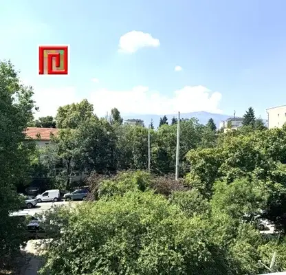 Снимка 2 — Просторен 3-стаен апартамент в Гео Милев с южна тераса