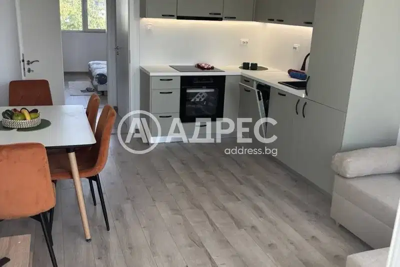 Тристаен апартамент в Хаджи Димитър с остъклен балкон