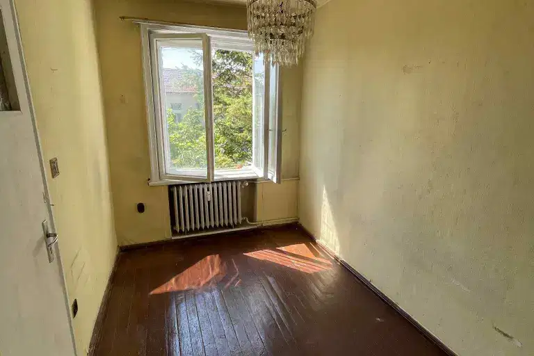 Three-room apartment in Hipodruma with attic space
