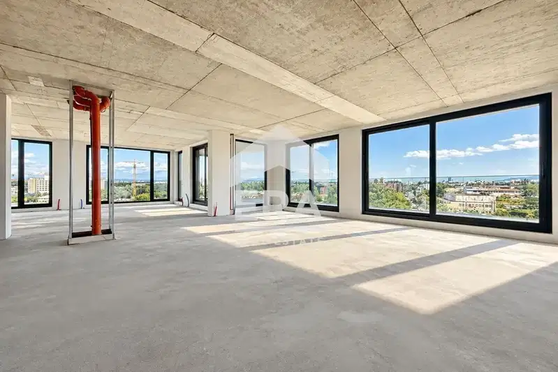 Spacious 4-room apartment in Hladilnika with a view of Loven Park