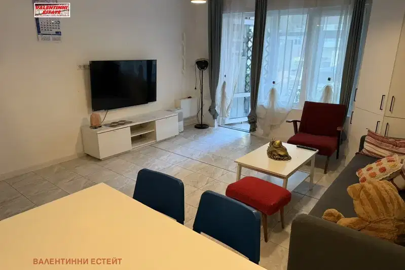 Едностаен апартамент с двор в Карпузица, София