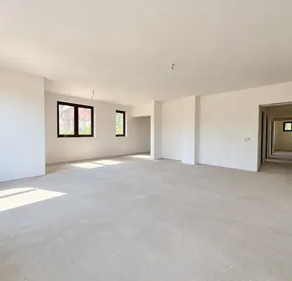Снимка 2 — Тристаен апартамент 135 кв.м в Карпузица с двор