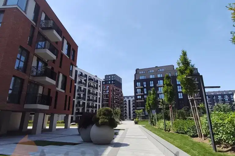 3-room apartment in Krasno selo with parking space and yard