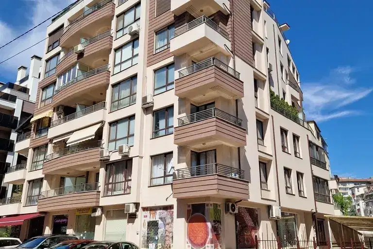 Three-room apartment with parking space in Krasno selo, Sofia