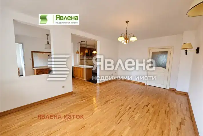 Просторен 3-стаен апартамент в Лагера с остъклена тераса