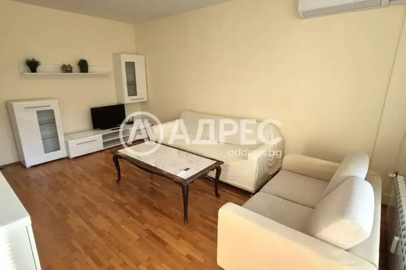 Двустаен апартамент в Лагера с отделна кухня и асансьор