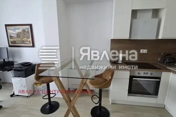 Двустаен апартамент в Лозенец с тераса и паркомясто
