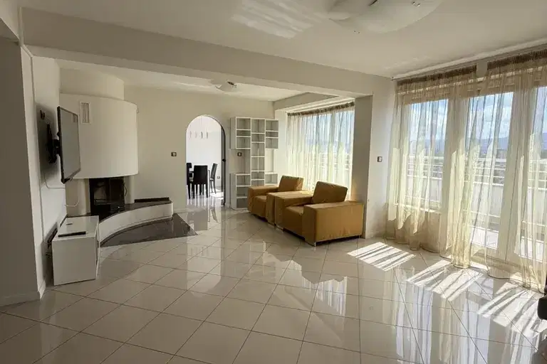Spacious 3-room apartment with panoramic view in Lozenets