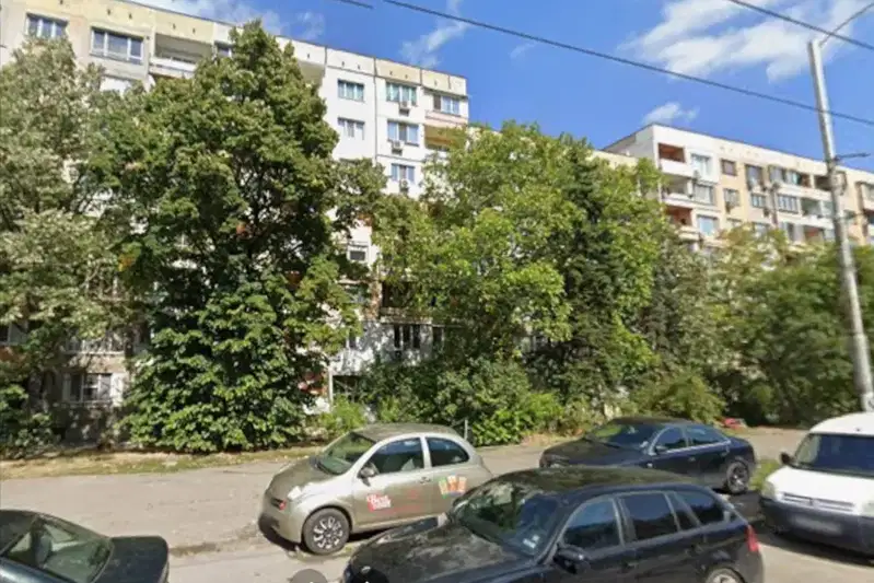 Двустаен апартамент в Люлин 3 с остъклена тераса