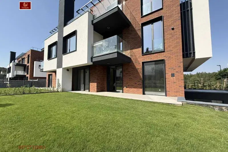 Three-room apartment in m-t Detski grad with large terrace