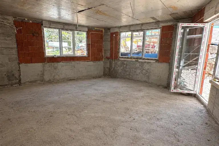 4-room apartment with yard in m-t Gardova glava, Boyana