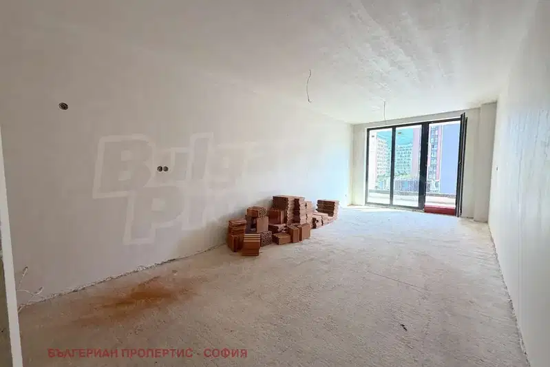 Three-room apartment in Manastirski Livadi with parking space