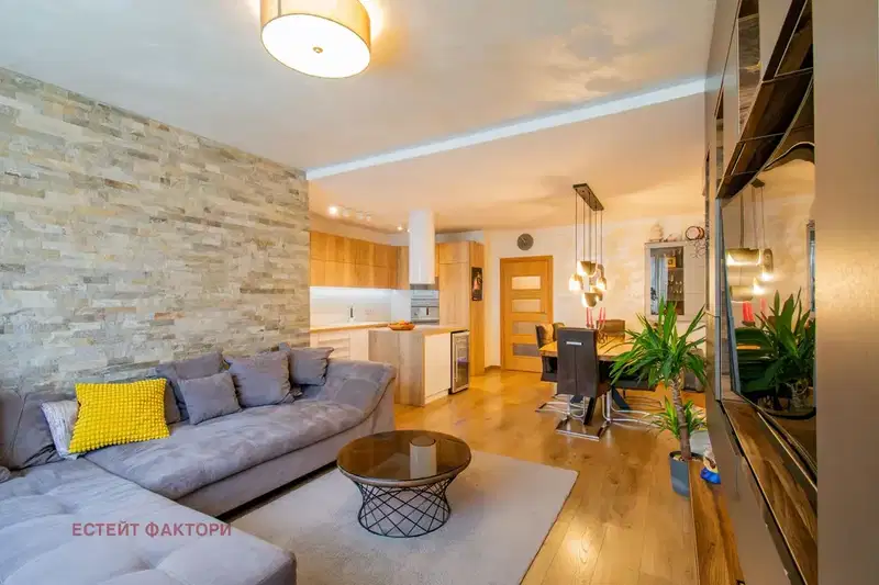Spacious 4-room apartment in Manastirski Livadi with parking space