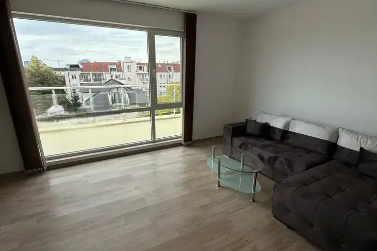 Two-room apartment 120 sq m in Manastirski Livadi with parking space