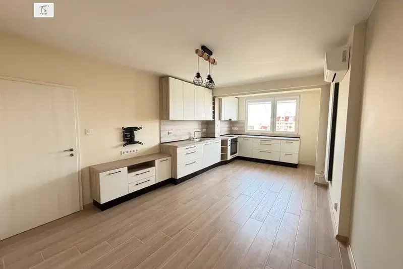 Three-room apartment in Mladost 4 with balcony and elevator