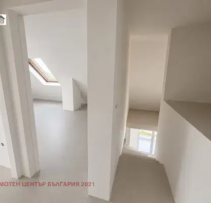 Снимка 3 — Тристаен апартамент 128 кв.м. в Надежда 2 с тераса